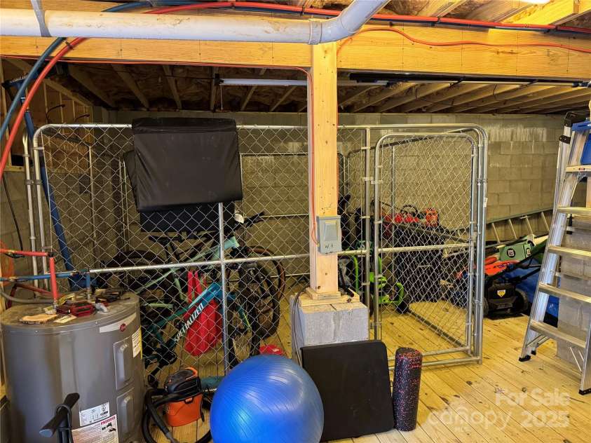 46 Old Chestnut Lane, Hendersonville, NC 28739.  MLS# CAR4224347, YatesRealty ID 11334. 