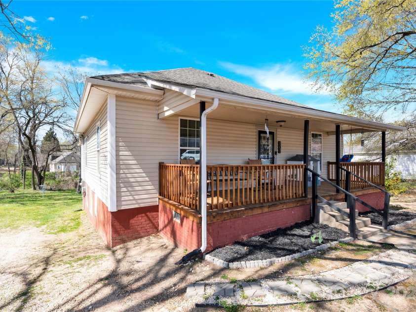 803 Walnut Street, Kannapolis, NC 28081.  MLS# CAR4251174, YatesRealty ID 11335. 