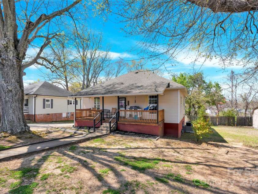 803 Walnut Street, Kannapolis, NC 28081.  MLS# CAR4251174, YatesRealty ID 11335. Welcome in, pull up a rocking chair, and relax a spell...