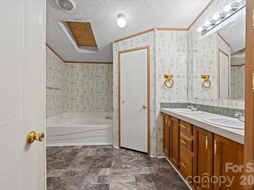 18 Ford Valley Road, Weaverville, NC 28787.  MLS# CAR4355103, YatesRealty ID 11338. 