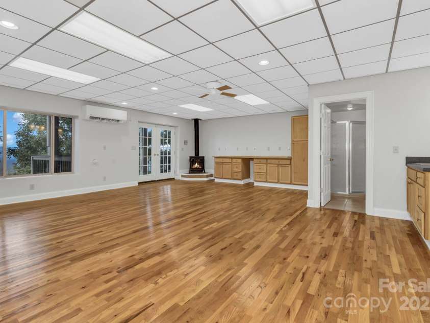 86 Distant View Drive, Asheville, NC 28803.  MLS# CAR4299899, YatesRealty ID 11339. 3rd level down Living/flex space. 