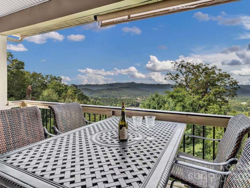 86 Distant View Drive, Asheville, NC 28803.  MLS# CAR4299899, YatesRealty ID 11339. 