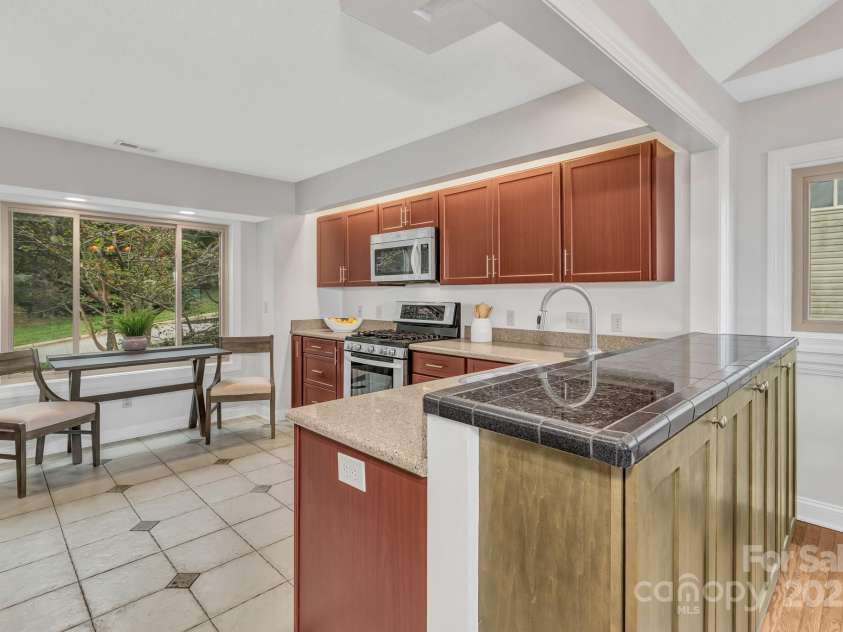 86 Distant View Drive, Asheville, NC 28803.  MLS# CAR4299899, YatesRealty ID 11339. Dining area right off the kitchen making for easy entertaining while keeping everyone including in the activities. 