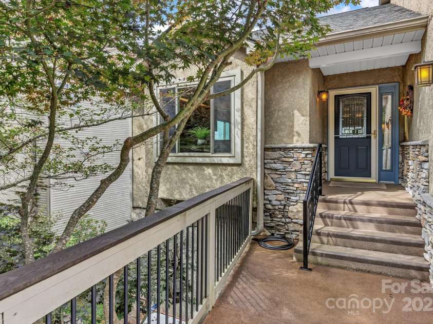 86 Distant View Drive, Asheville, NC 28803.  MLS# CAR4299899, YatesRealty ID 11339. Large open kitchen making it easy to move around if you have many chef's in the kitchen. 