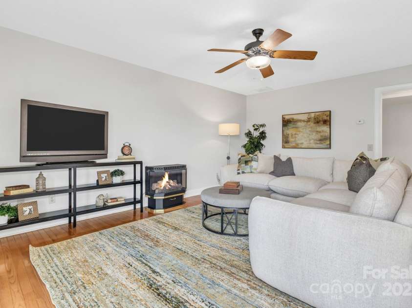 86 Distant View Drive, Asheville, NC 28803.  MLS# CAR4299899, YatesRealty ID 11339. Main level guest powder room. 