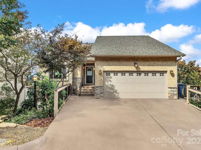 86 Distant View Drive, Asheville, NC 28803.  MLS# CAR4299899, YatesRealty ID 11339. Primary en-suite has large tub and walk in shower. 