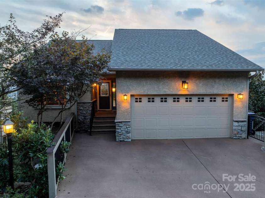 86 Distant View Drive, Asheville, NC 28803.  MLS# CAR4299899, YatesRealty ID 11339. Rec room full bath. 