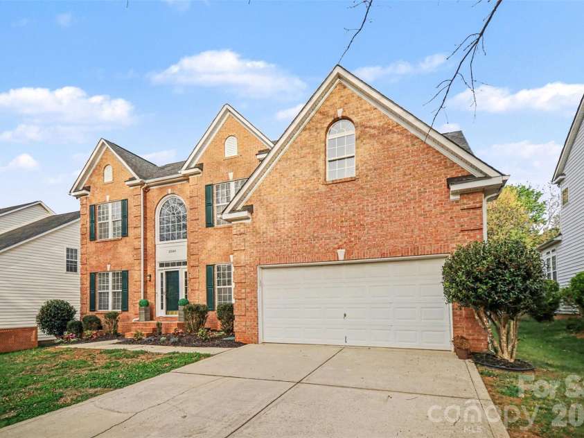 15548 Donnington Drive, Charlotte, NC 28277.  MLS# CAR4345933, YatesRealty ID 11345. 