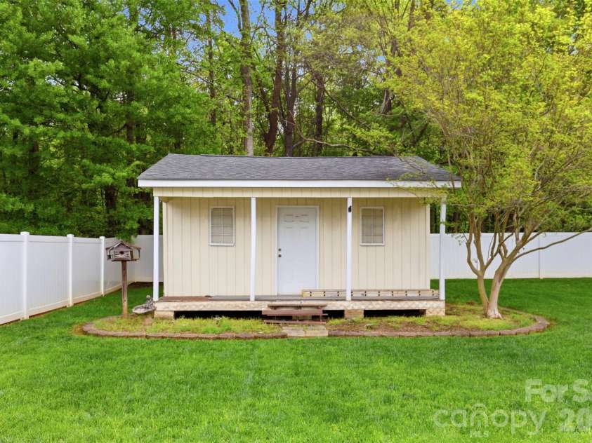 140 Silver Birch Lane, Mount Holly, NC 28120.  MLS# CAR4366403, YatesRealty ID 11347. 