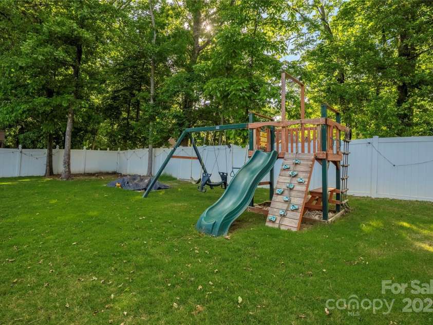 15024 Old Vermillion Drive, Huntersville, NC 28078.  MLS# CAR4267682, YatesRealty ID 11347. 