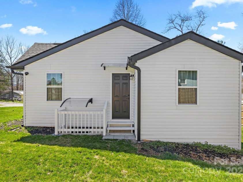 192 Duckworth Avenue, Brevard, NC 28712.  MLS# CAR4253058, YatesRealty ID 11354. 