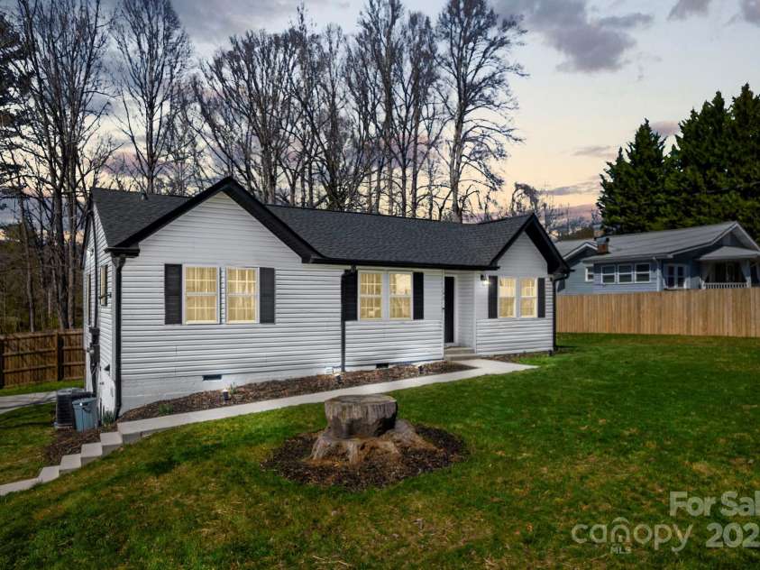 192 Duckworth Avenue, Brevard, NC 28712.  MLS# CAR4253058, YatesRealty ID 11354. 