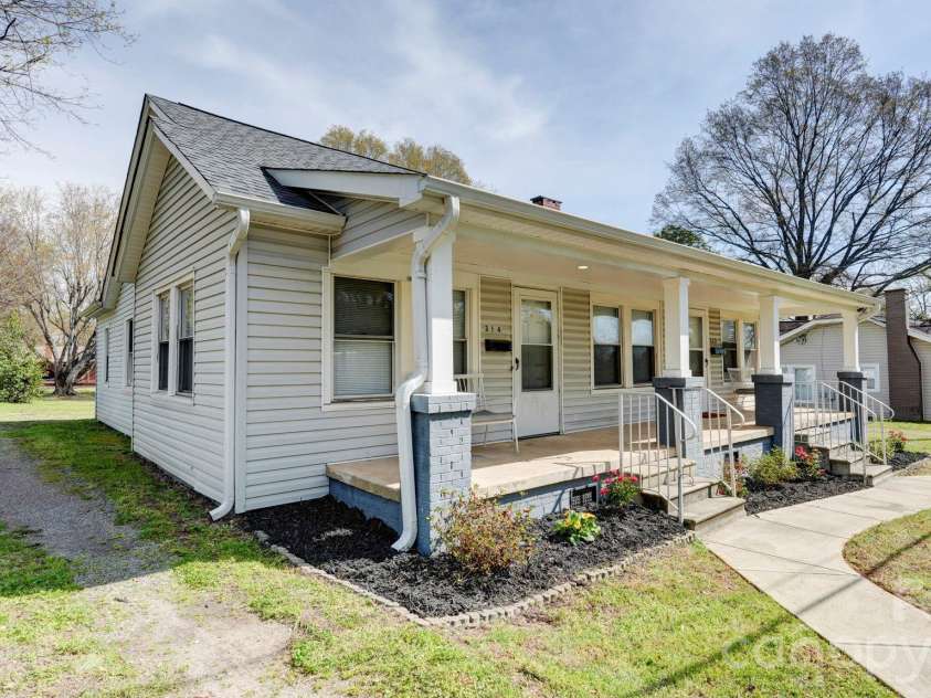 312 & 314 Charlotte Avenue, Mount Holly, NC 28120.  MLS# CAR4358116, YatesRealty ID 11357. 