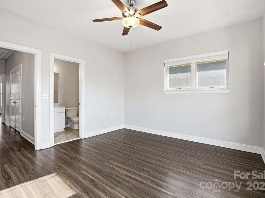 518 9th Street, Charlotte, NC 28202.  MLS# CAR4328040, YatesRealty ID 11358. 