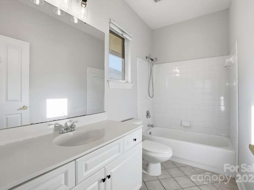 518 9th Street, Charlotte, NC 28202.  MLS# CAR4328040, YatesRealty ID 11358. BASTER BATH