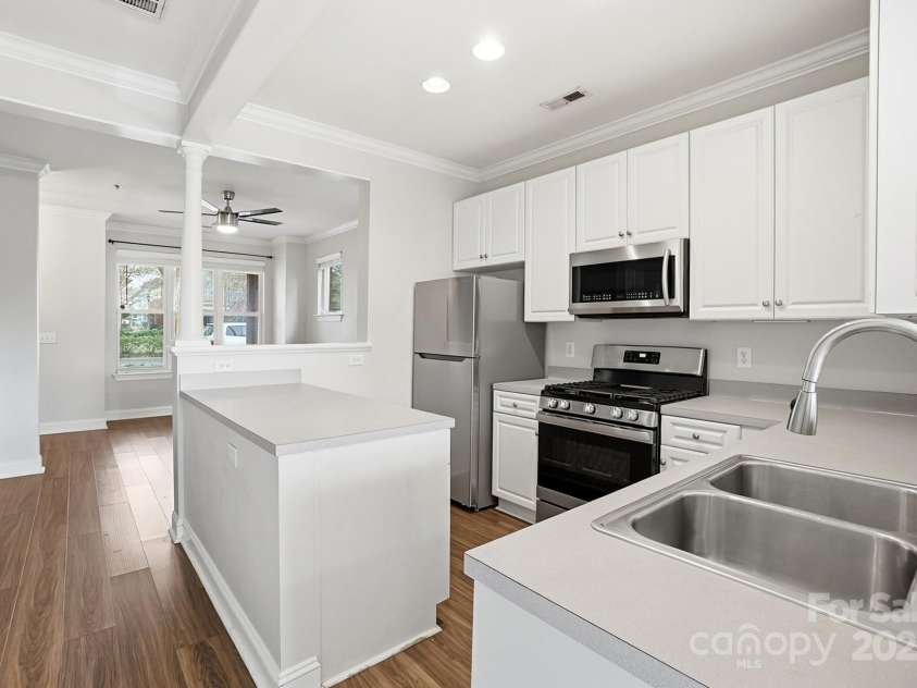 518 9th Street, Charlotte, NC 28202.  MLS# CAR4328040, YatesRealty ID 11358. KITCHEN