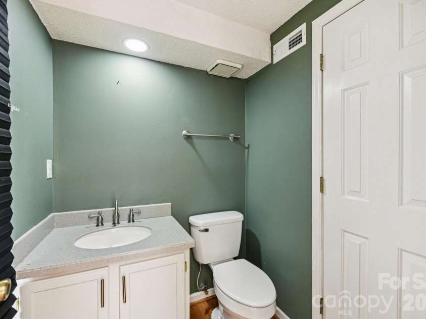 7106 Spring Creek Lane, Charlotte, NC 28273.  MLS# CAR4334554, YatesRealty ID 11359. Bathroom Down