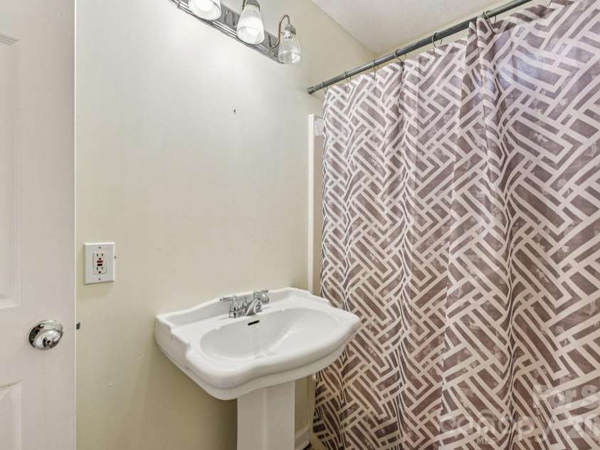 7106 Spring Creek Lane, Charlotte, NC 28273.  MLS# CAR4334554, YatesRealty ID 11359. Bathroom down