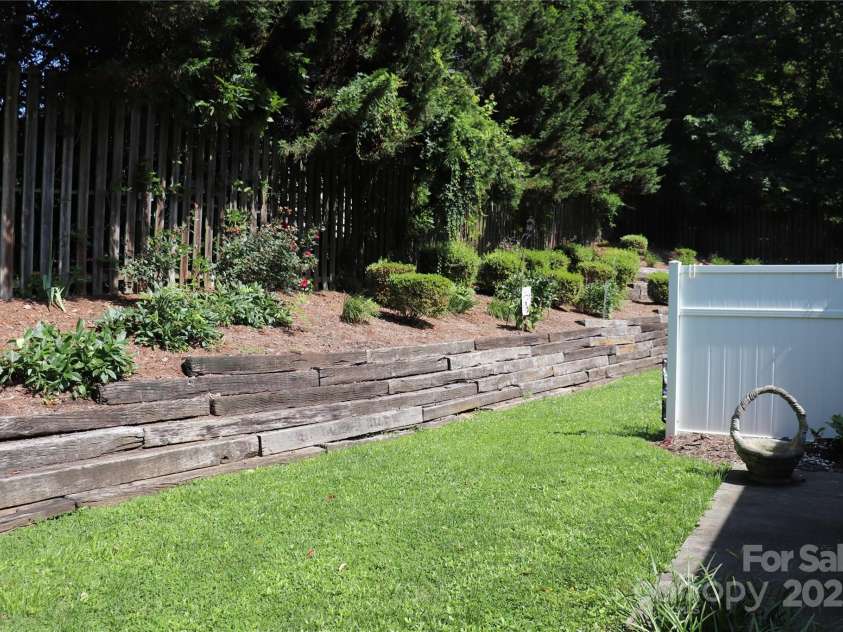 194 Jay Drive, Taylorsville, NC 28681.  MLS# CAR4204128, YatesRealty ID 11366. 194 E Jay Drive