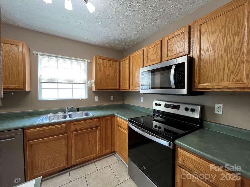 37 Woodridge View Court, Hendersonville, NC 28791.  MLS# CAR4255791, YatesRealty ID 11369. 