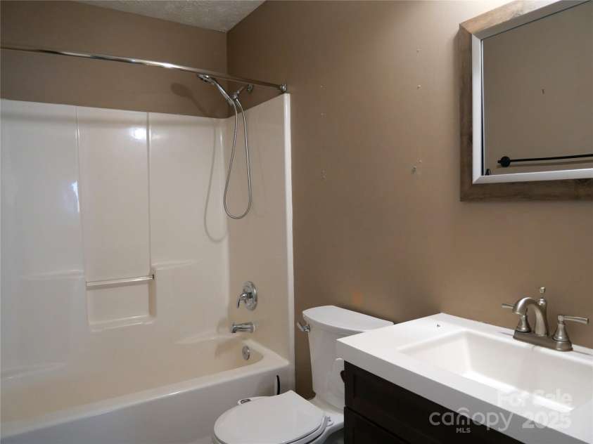 37 Woodridge View Court, Hendersonville, NC 28791.  MLS# CAR4255791, YatesRealty ID 11369. Full bathroom