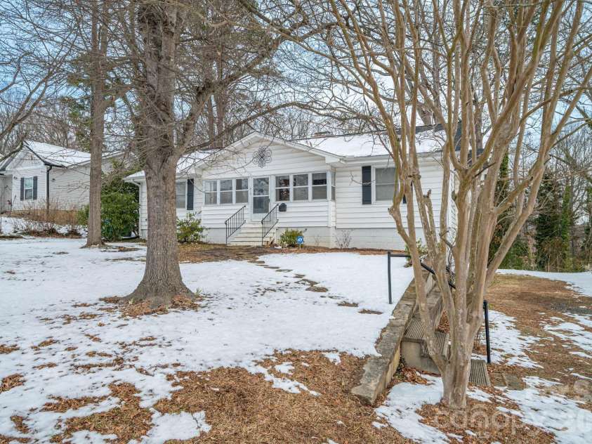 610 Washington Street, Cramerton, NC 28032.  MLS# CAR4337410, YatesRealty ID 11369. 