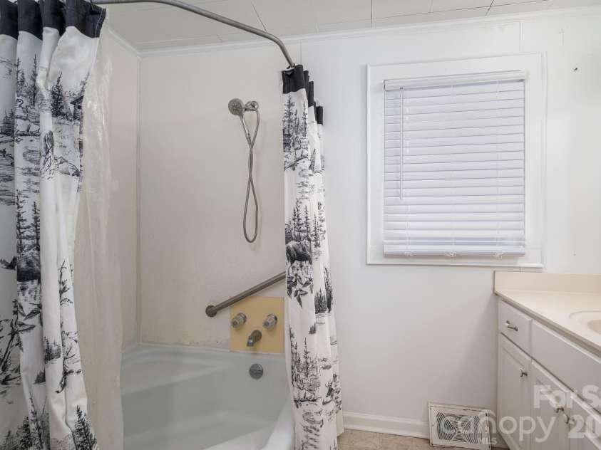 610 Washington Street, Cramerton, NC 28032.  MLS# CAR4337410, YatesRealty ID 11369. 