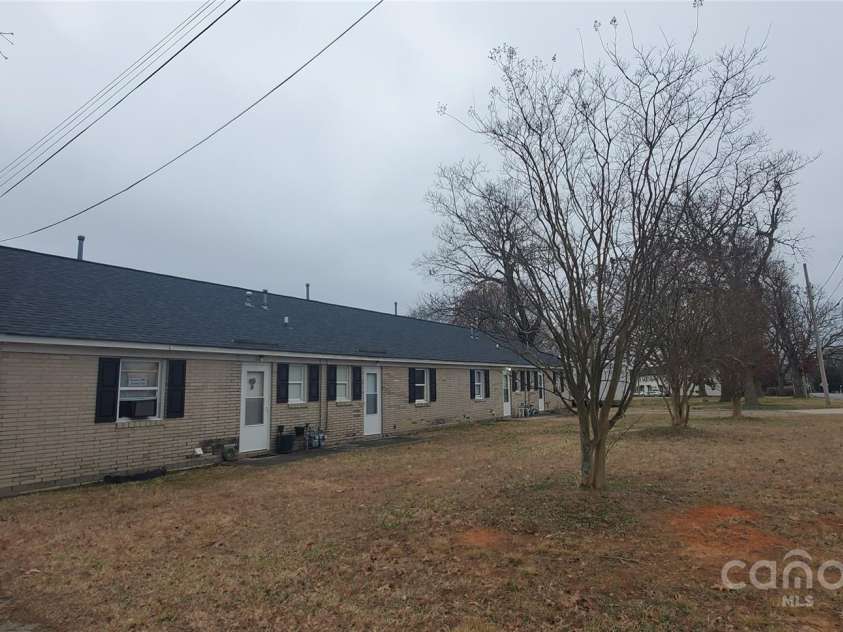 1015 Airline Avenue, Gastonia, NC 28054.  MLS# CAR4221170, YatesRealty ID 1137. 