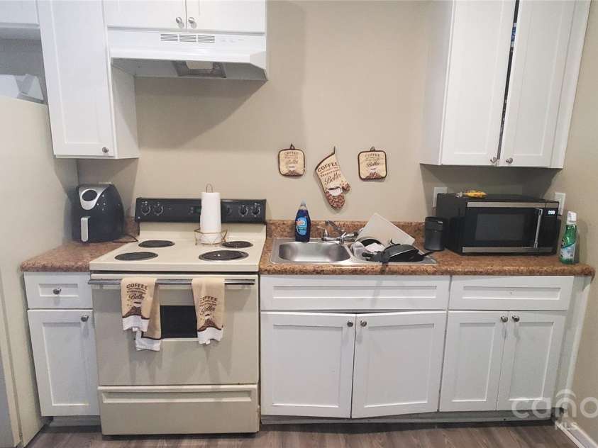 1015 Airline Avenue, Gastonia, NC 28054.  MLS# CAR4221170, YatesRealty ID 1137. 