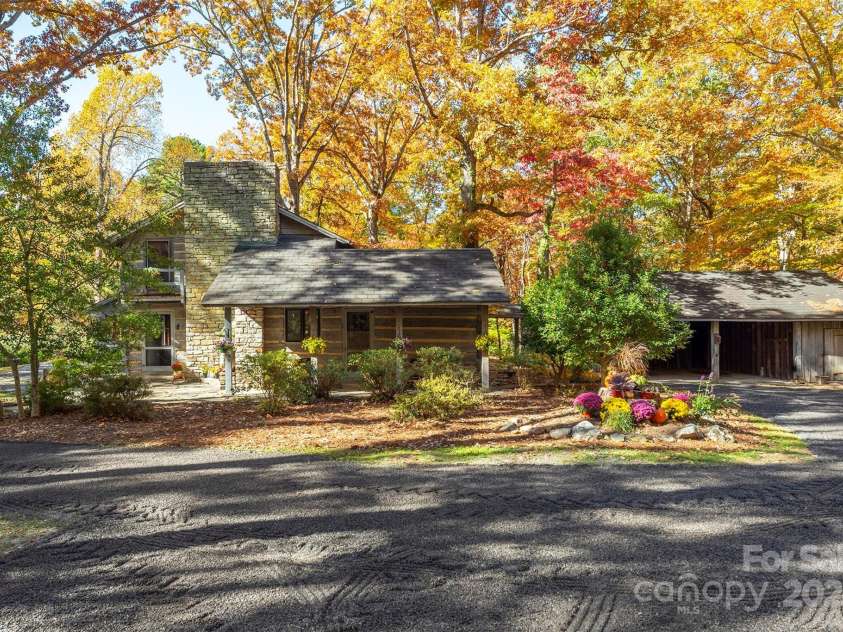 102 Weaver Mill Road, Columbus, NC 28722.  MLS# CAR4211548, YatesRealty ID 1137. Feel like you're miles away, yet just minutes to downtown