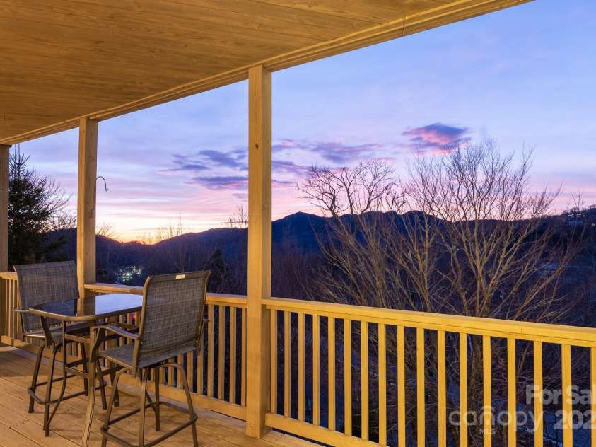 120 Pleasant View Boulevard, Sugar Mountain, NC 28604.  MLS# CAR4329178, YatesRealty ID 1137. 
