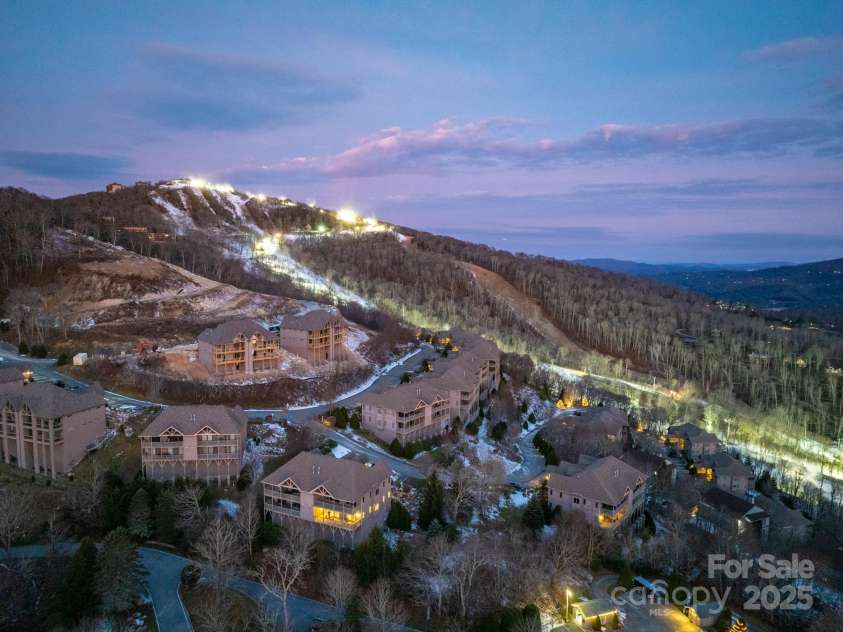 120 Pleasant View Boulevard, Sugar Mountain, NC 28604.  MLS# CAR4329178, YatesRealty ID 1137. 