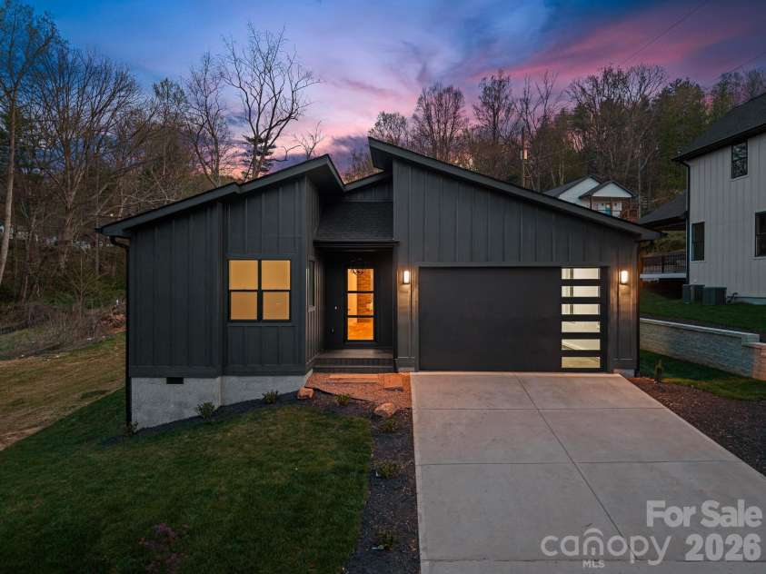 8 Overlook Place, Asheville, NC 28803.  MLS# CAR4365742, YatesRealty ID 11371. 