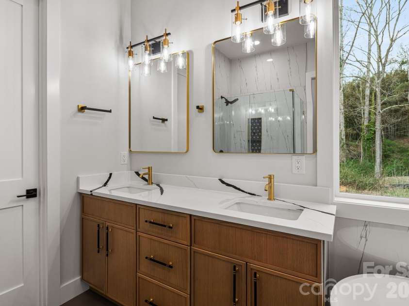 8 Overlook Place, Asheville, NC 28803.  MLS# CAR4365742, YatesRealty ID 11371. 