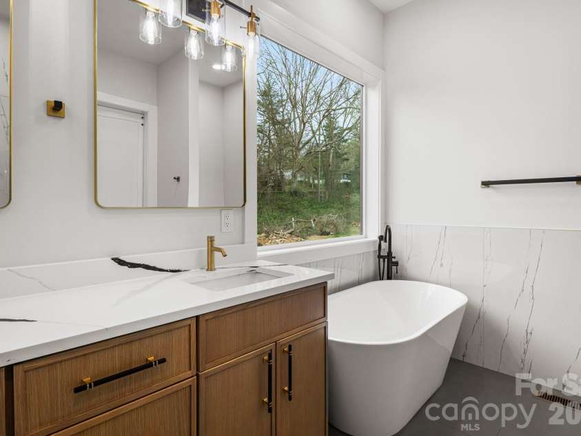 8 Overlook Place, Asheville, NC 28803.  MLS# CAR4365742, YatesRealty ID 11371. 