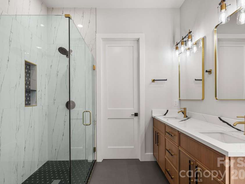 8 Overlook Place, Asheville, NC 28803.  MLS# CAR4365742, YatesRealty ID 11371. 