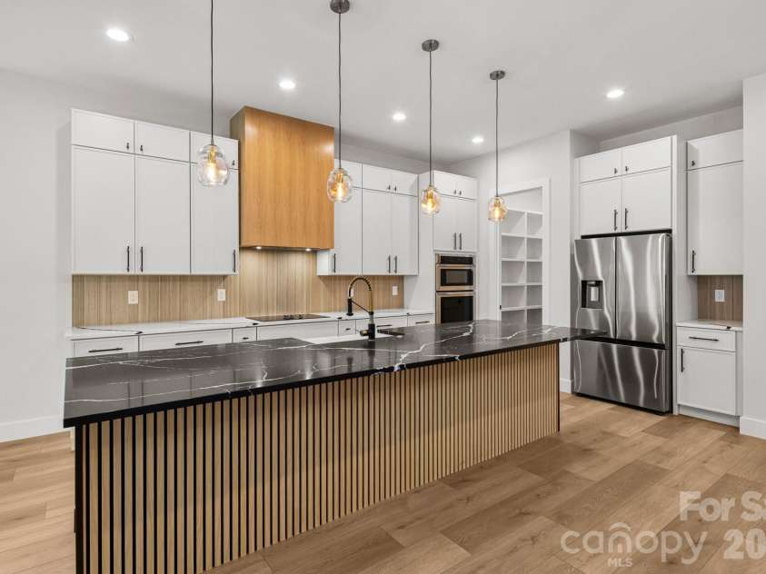8 Overlook Place, Asheville, NC 28803.  MLS# CAR4365742, YatesRealty ID 11371. 