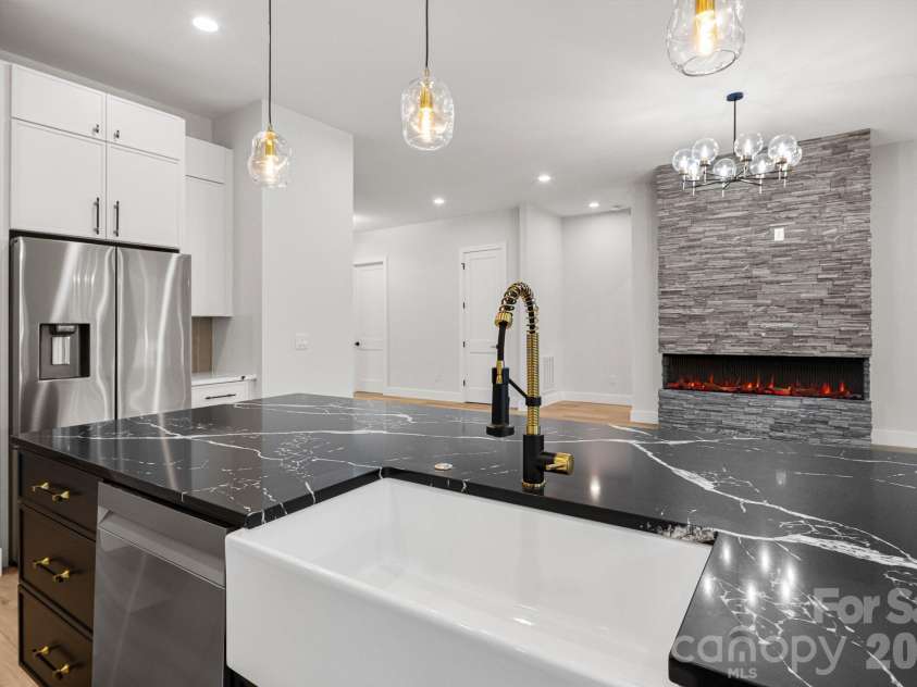 8 Overlook Place, Asheville, NC 28803.  MLS# CAR4365742, YatesRealty ID 11371. 