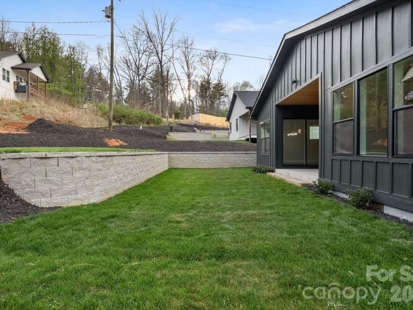 8 Overlook Place, Asheville, NC 28803.  MLS# CAR4365742, YatesRealty ID 11371. 