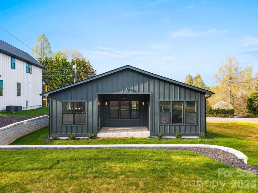 8 Overlook Place, Asheville, NC 28803.  MLS# CAR4365742, YatesRealty ID 11371. 