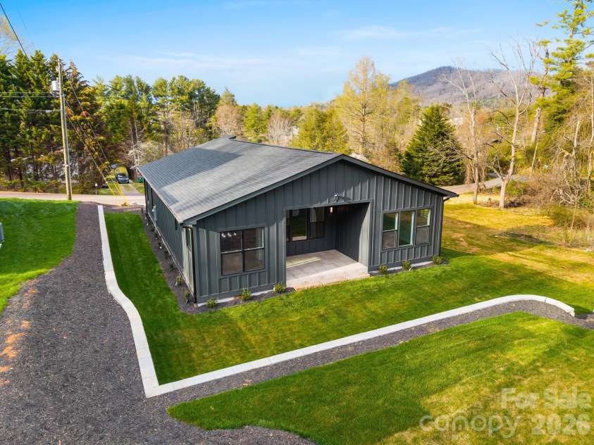 8 Overlook Place, Asheville, NC 28803.  MLS# CAR4365742, YatesRealty ID 11371. 