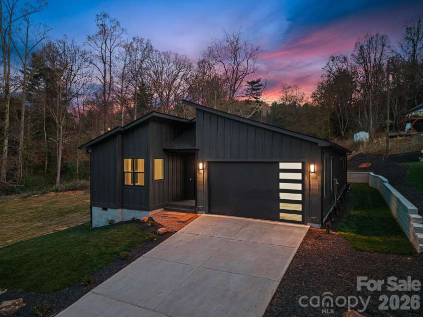 8 Overlook Place, Asheville, NC 28803.  MLS# CAR4365742, YatesRealty ID 11371. 