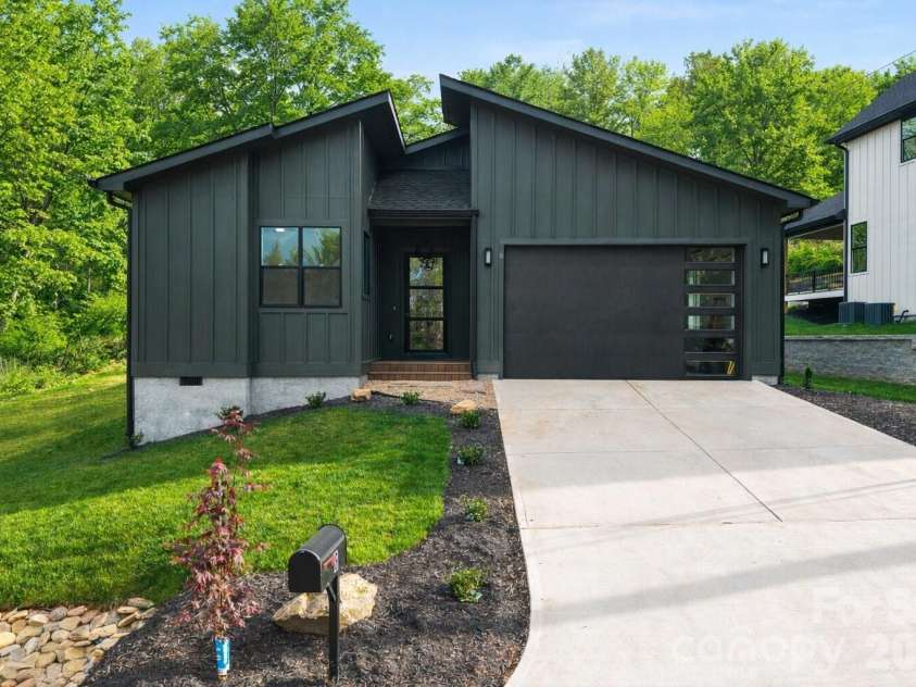 8 Overlook Place, Asheville, NC 28803.  MLS# CAR4365742, YatesRealty ID 11371. Virtually enhanced greenery