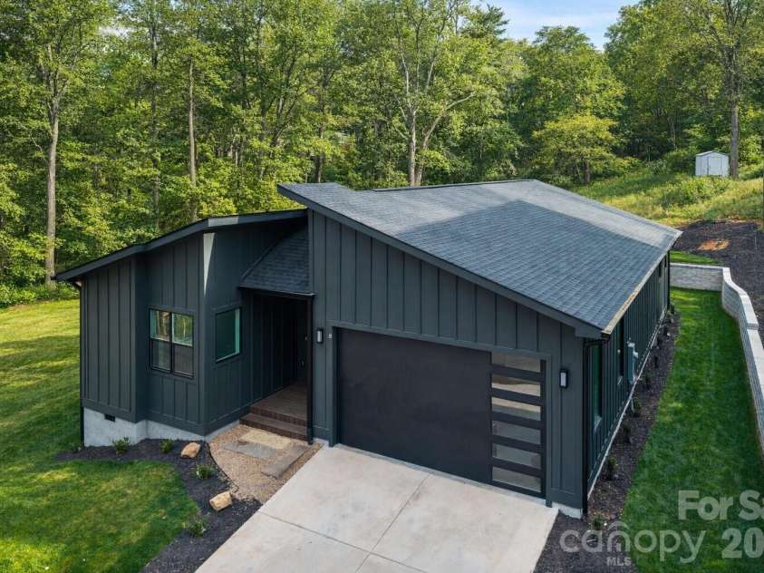 8 Overlook Place, Asheville, NC 28803.  MLS# CAR4365742, YatesRealty ID 11371. Virtually enhanced greenery