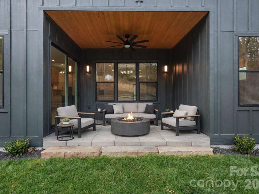 8 Overlook Place, Asheville, NC 28803.  MLS# CAR4365742, YatesRealty ID 11371. Virtually Staged