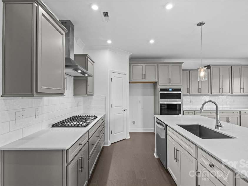 13939 Penbury Lane, Charlotte, NC 28278.  MLS# CAR4251944, YatesRealty ID 11372. Kitchen representative photo only