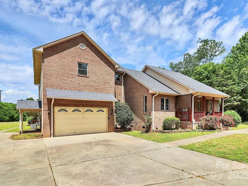 261 Melrose Drive, Concord, NC 28025.  MLS# CAR4255935, YatesRealty ID 11373. 