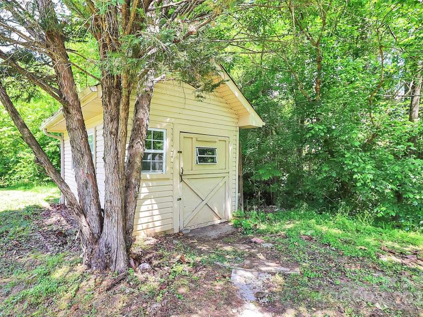 261 Melrose Drive, Concord, NC 28025.  MLS# CAR4255935, YatesRealty ID 11373. 