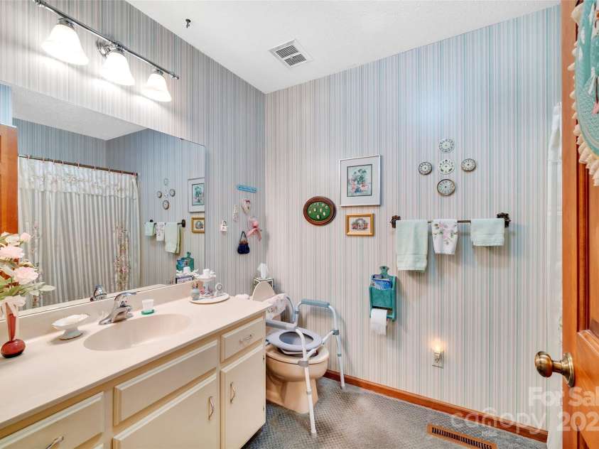 636 Cherokee Trace, Lake Toxaway, NC 28747.  MLS# CAR4191342, YatesRealty ID 1138. 