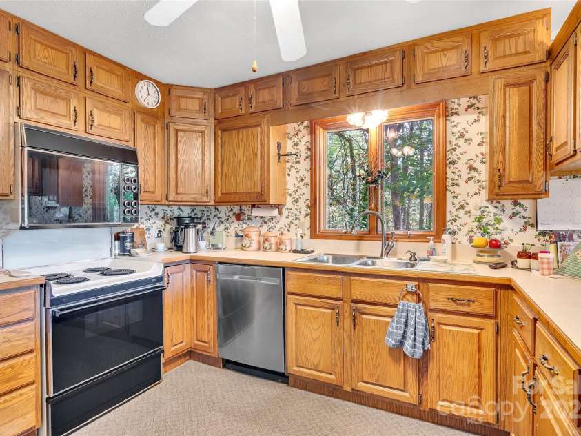 636 Cherokee Trace, Lake Toxaway, NC 28747.  MLS# CAR4191342, YatesRealty ID 1138. 